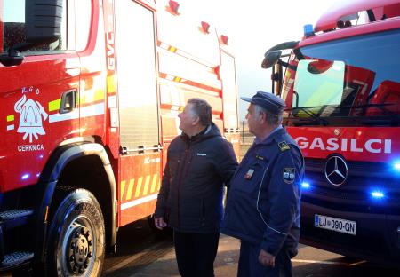 Prispetje nove avtocisterne PGD Cerknica 08 FOTO LJUBO VUKELIČ